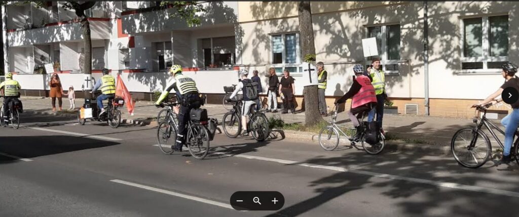 Kombinierte Fahrrad-Demo plus Baum-Mahnwache in der Ollenhauerstraße