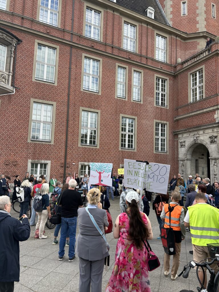 Protest-Demo zum und vor dem Rathaus Reinickendorf für alle 115 Bäume und den Pop-Up-Radweg in der Ollenhauerstraße